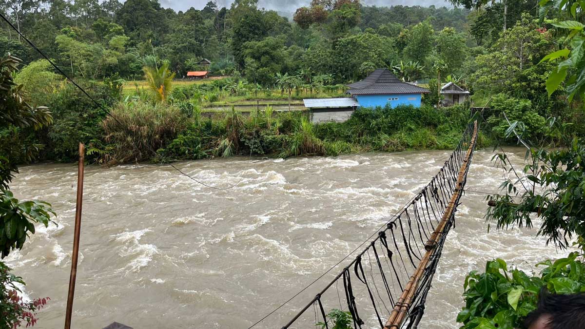 Bertaruh Nyawa! Kades Gunung Karto: Jembatan Gantung 'Maut' Akses Satu-satunya