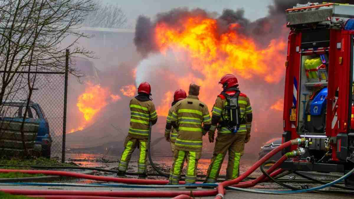 Ledakan Masih Terjadi, Petugas Damkar Belum Bisa Dekati Gudang Amunisi yang Tebakar