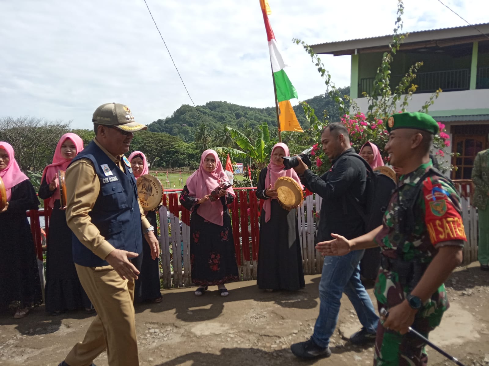 Dansatgas TMMD ke 115 Sambut Hangat Kedatangan Bupati Lahat