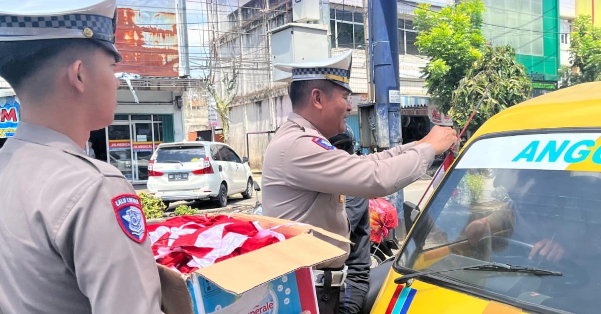 Dikira Razia Ternyata Anggota Satlantas Polres Lubuklinggau Bagi-Bagi Bendera Merah Putih