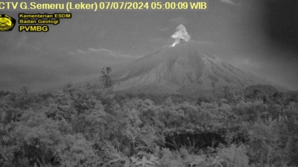 Kembali Erupsi Gunung Semeru Semburkan Abu Setinggi 1.000 Meter