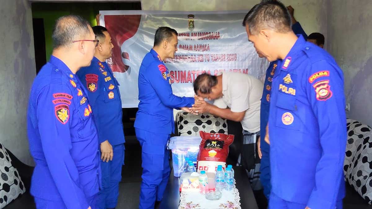 Hangat dan Haru, Polda Sumsel Kunjungi Anggota Polri yang Sakit