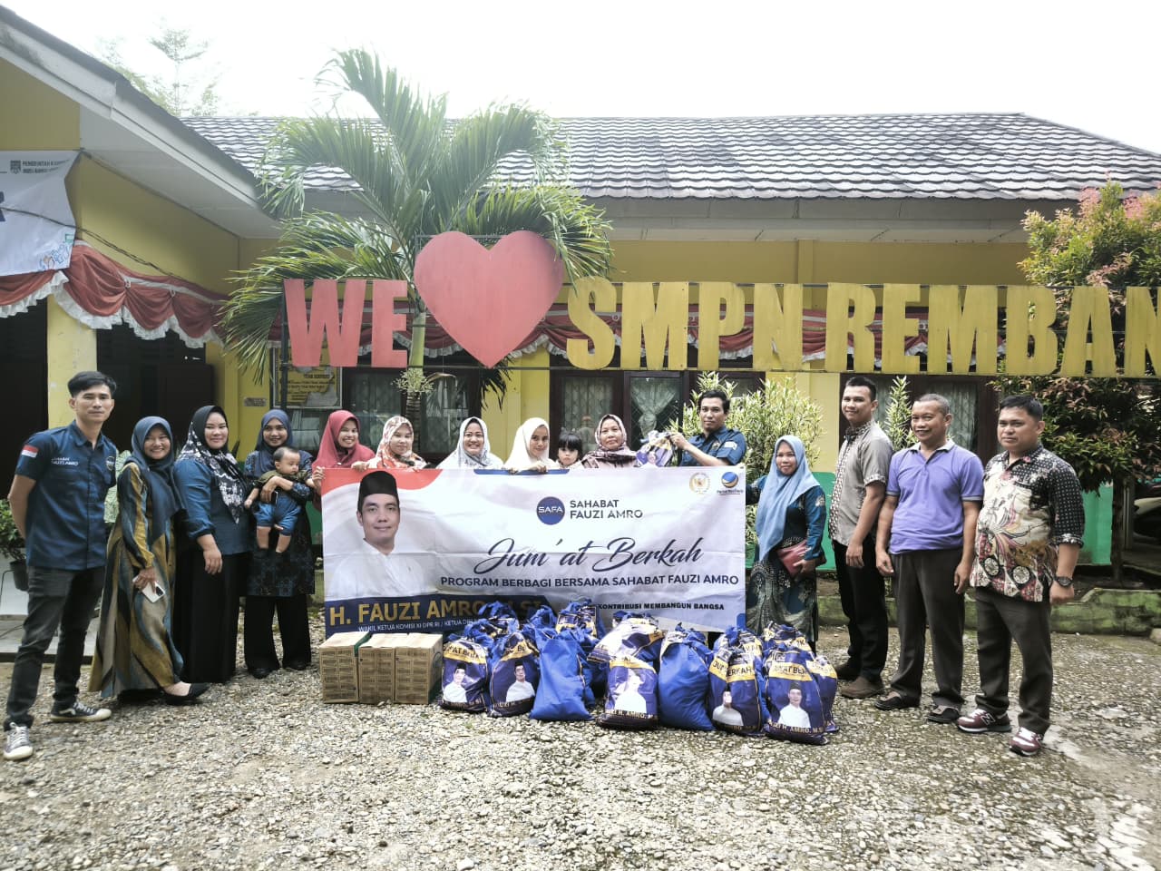 H Fauzi Amro Salurkan 107 Paket Sembako untuk Guru dalam Program Jumat Berkah di Muratara