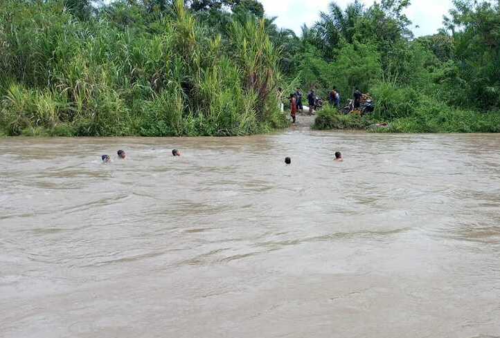   Sungai Lingsing Meluap, Warga Bertaruh Nyawa Menyeberang dengan Ban Karet