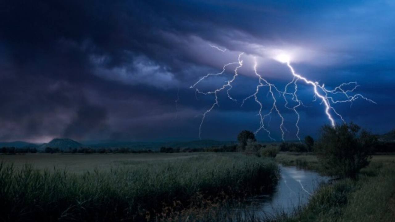 Waspada! BMKG Prediksi Hujan Petir Melanda Sumsel Hari Ini, 8 Desember 2025