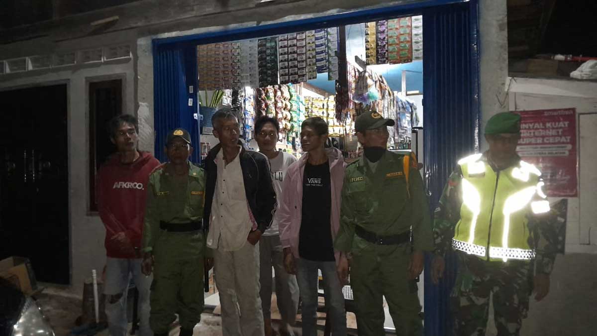 Rumah Lebih Aman! Babinsa Koramil Jarai Intensifkan Patroli Satkamling dan Sisir Pemukiman di Lahat