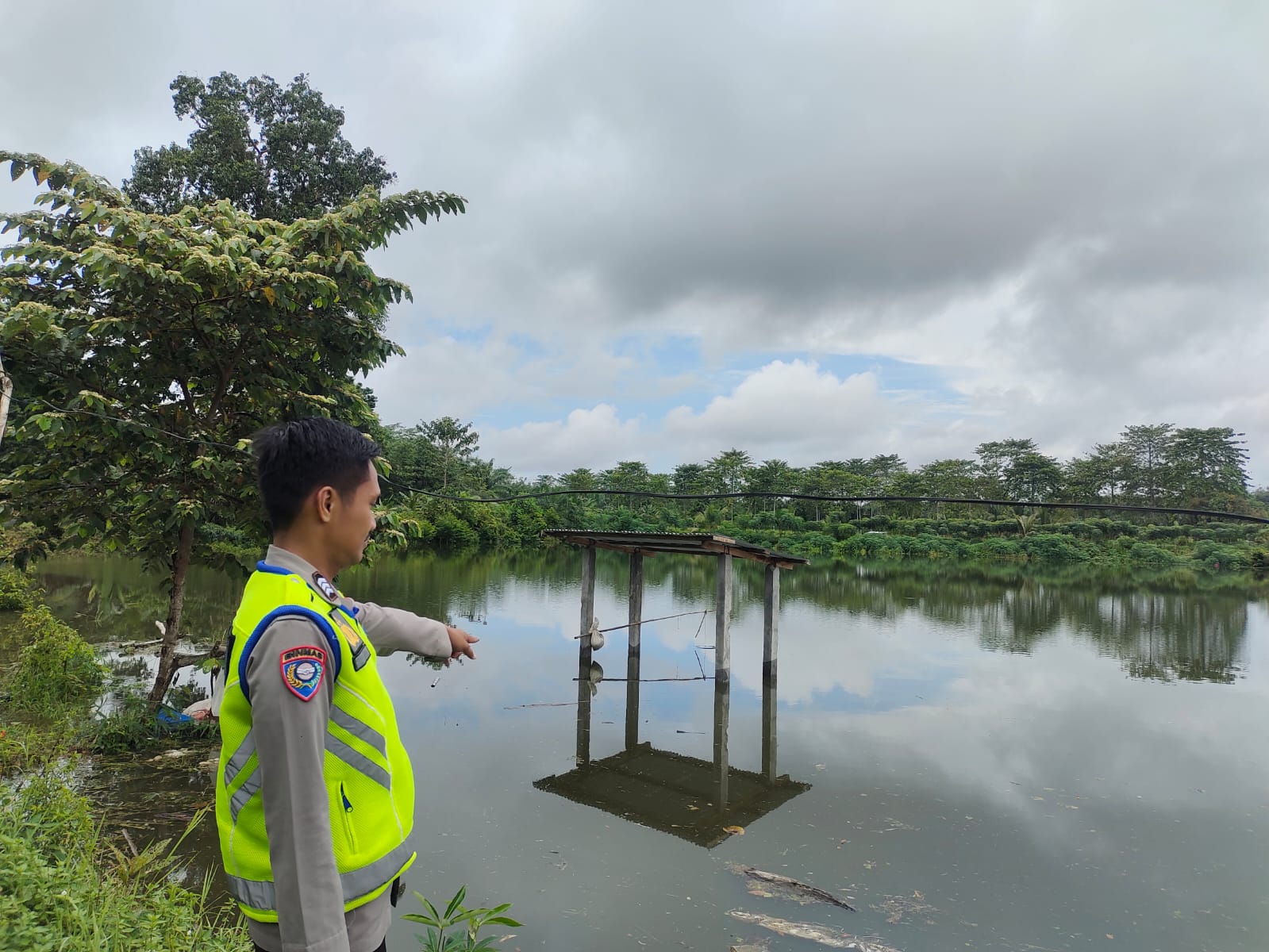 Pantau Buaya di Dalam Kolam, Polsek Purwodadi Polres Imbau Warga Berhati-Hati
