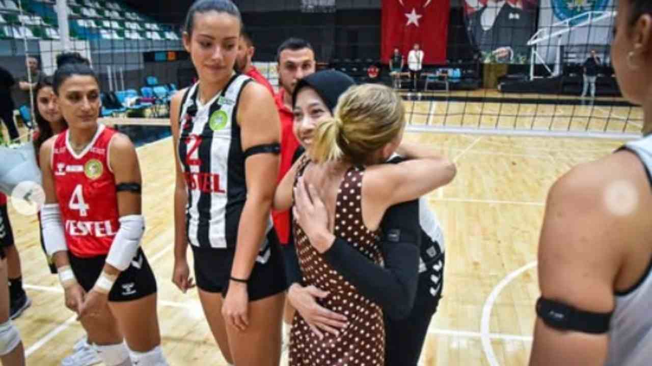 Megawati Raih Trofi Pertama di Turki, Ini Pujian Pelatih Manisa BBSK  