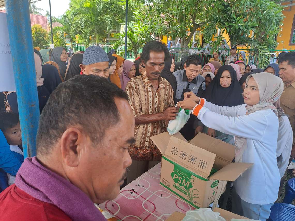 Warga Bayung Lencir Antusias Serbu Gerakan Pangan Murah di SD Negeri 1 Senawar