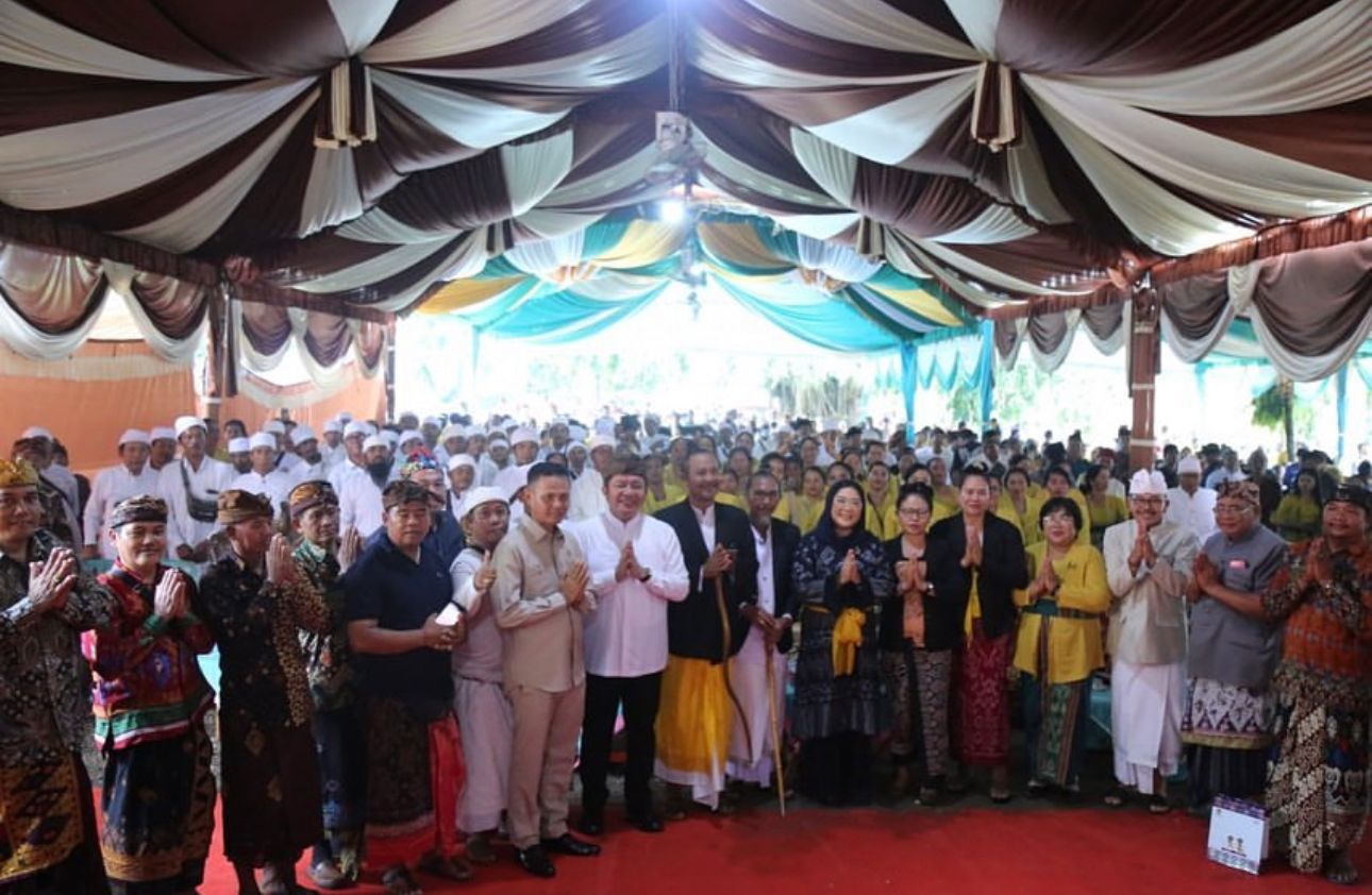 Salut, Bupati dan Gubernur Membaur Bersama Umat Hindu di OKU Timur