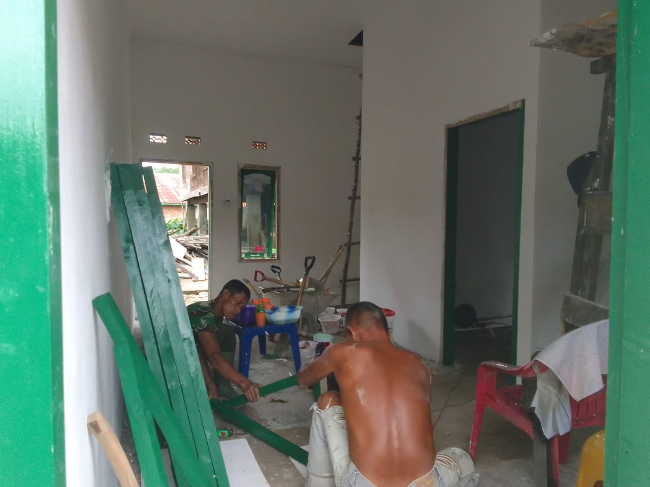 Personel TMMD Buat Pelindung Jendela dan Pintu Rumah Nenek Ratna