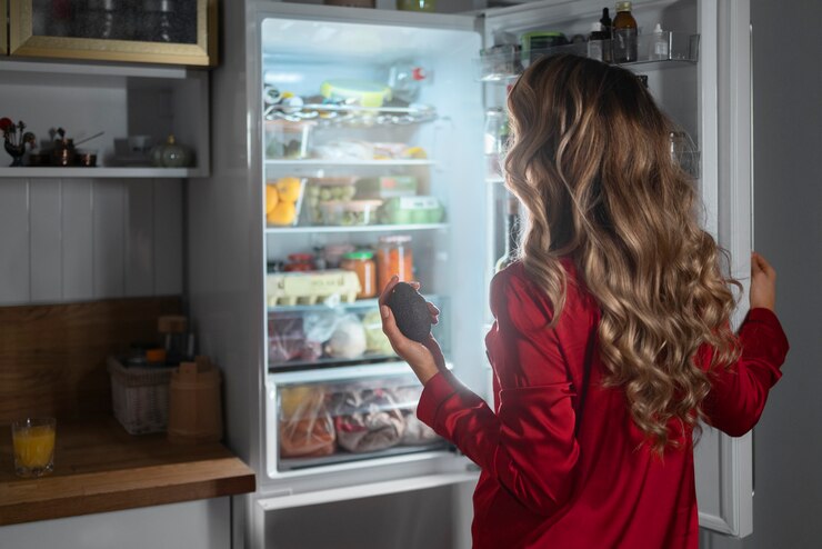 7 Tips Mencegah Es Menggumpal di Freezer Kulkas Kamu, Wajib Tau