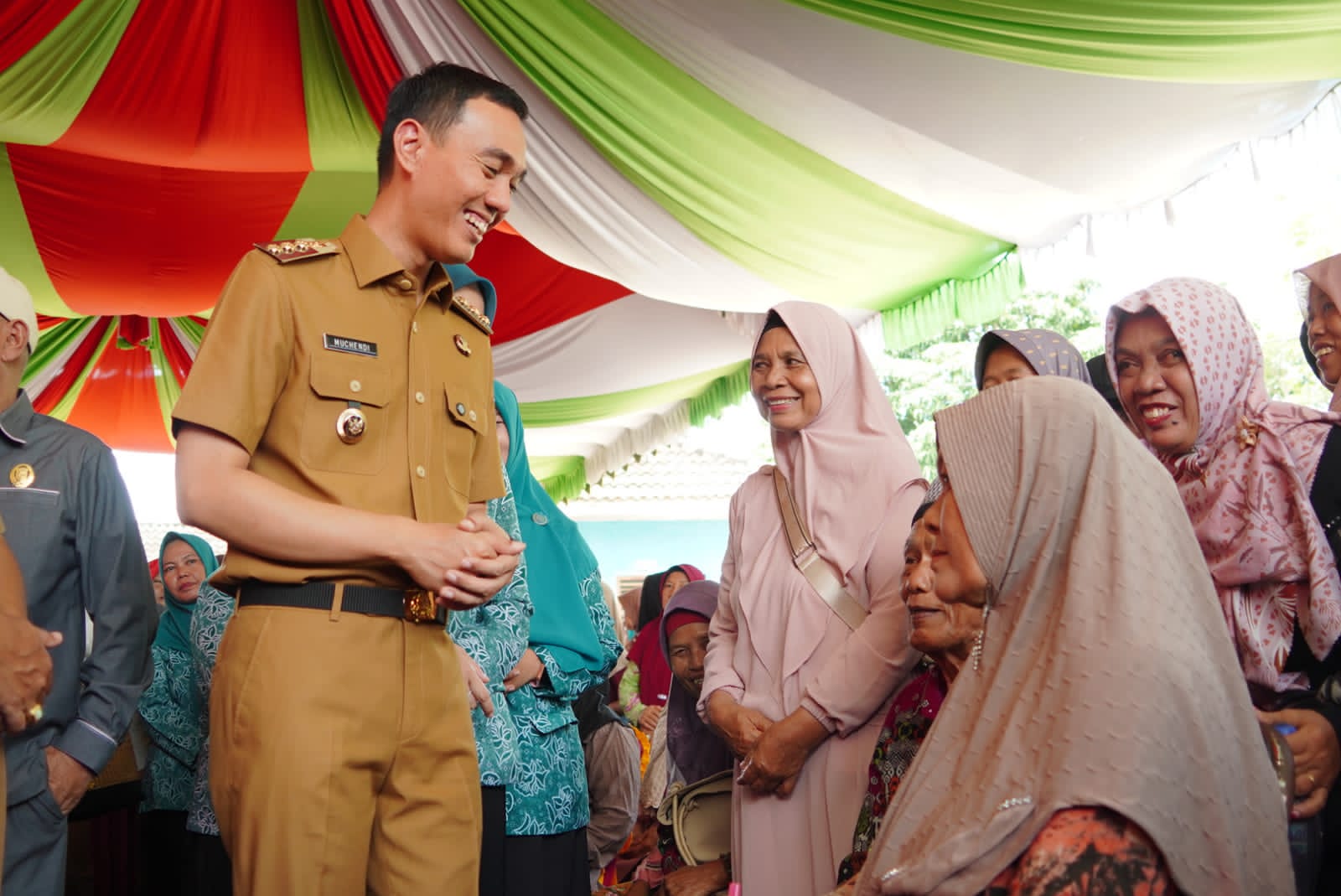 Permudah Masyarakat, Bupati Muchendi Buka Layanan Terpadu di Kecamatan
