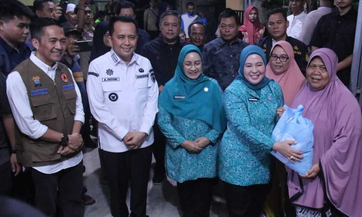 Ratu Dewa dan Agus Fatoni Kompak, bagi-Bagi Sembako di Malam Tahun Baru 2024