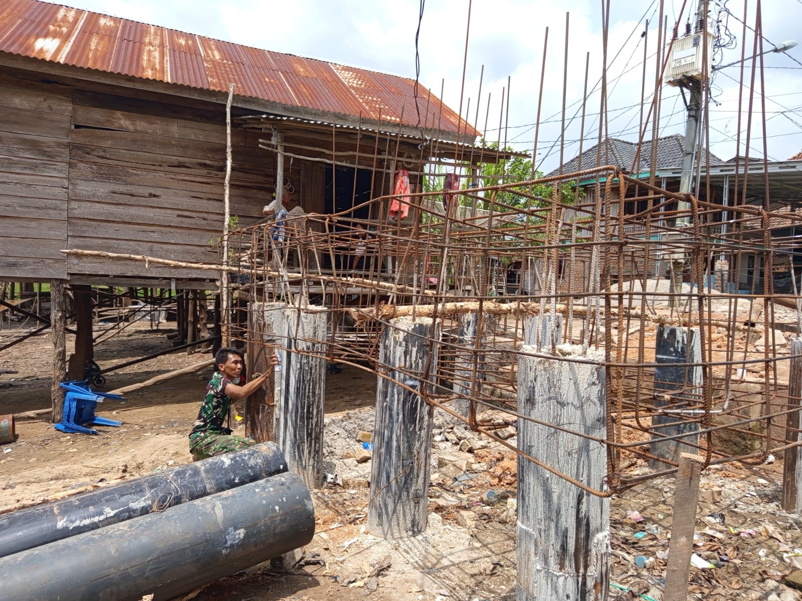Kodim 0402/OKI Percepat Pembangunan Jembatan Gantung Sungai Dabuk