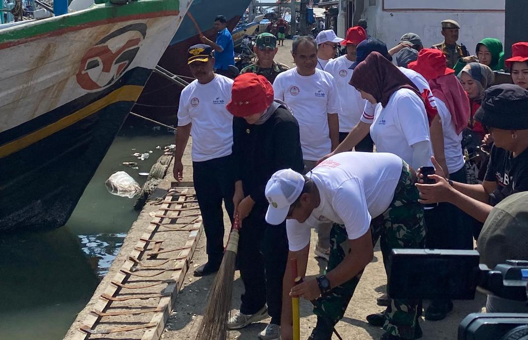 Bersih-Bersih Pantai Ala Elnusa di Indramayu Pada Peringatan Hari Lingkungan Hidup