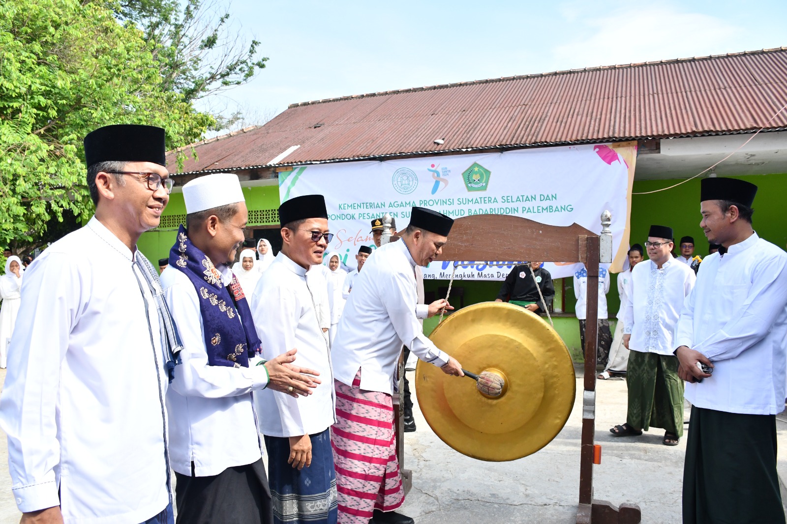 Hadiri Upacara Hari Santri 2024, Kakanwil Ajak Santri Kembangkan Potensi Diri Bangun Negeri