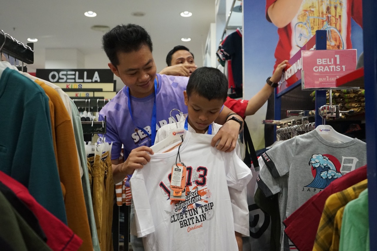 Beli Baju Lebaran, Pekerja Muda Pertamina Ajak Anak Yatim di Palembang ke Pusat Perbelanjaan