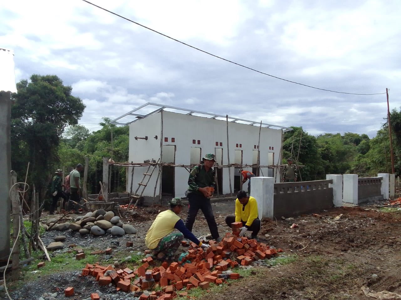 Rangka Baja Atap MCK Sudah Terpasang 