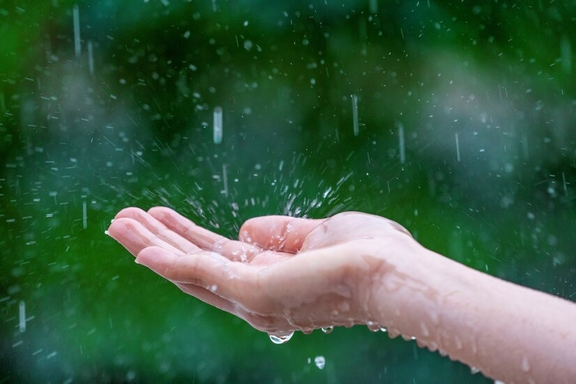 Benarkah Air Hujan Bisa Sembuhkan Penyakit? Ini Penjelasan Ustaz Adi Hidayat, Lengkap dengan Bacaan Doanya