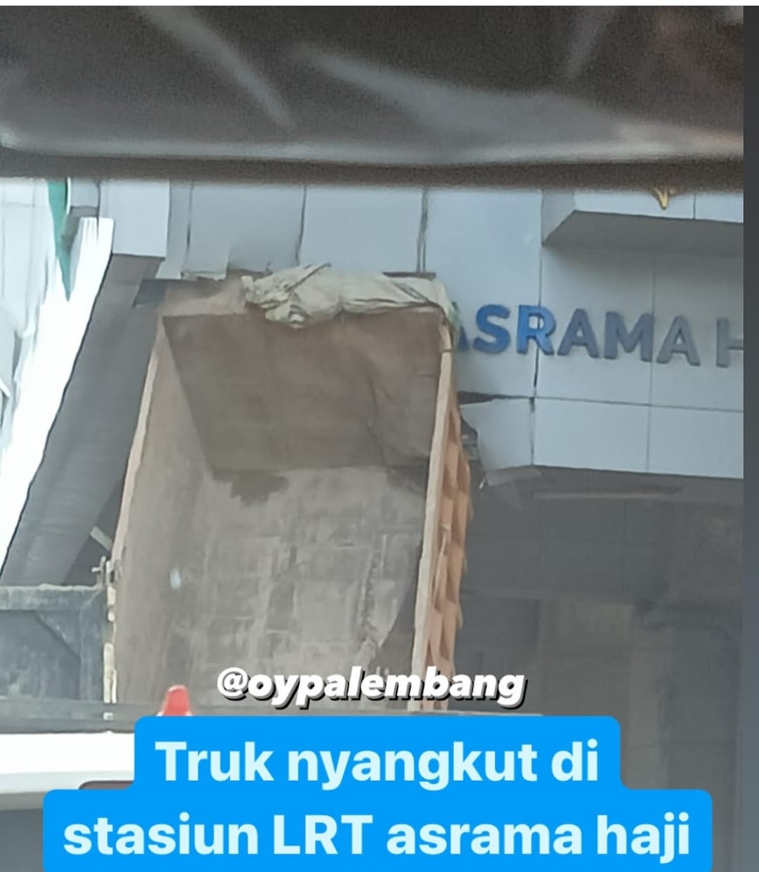 BREAKING NEWS! Dump Truck 'Nyangkut' di Stasiun LRT Asrama Haji Palembang, Begini Penampakannya