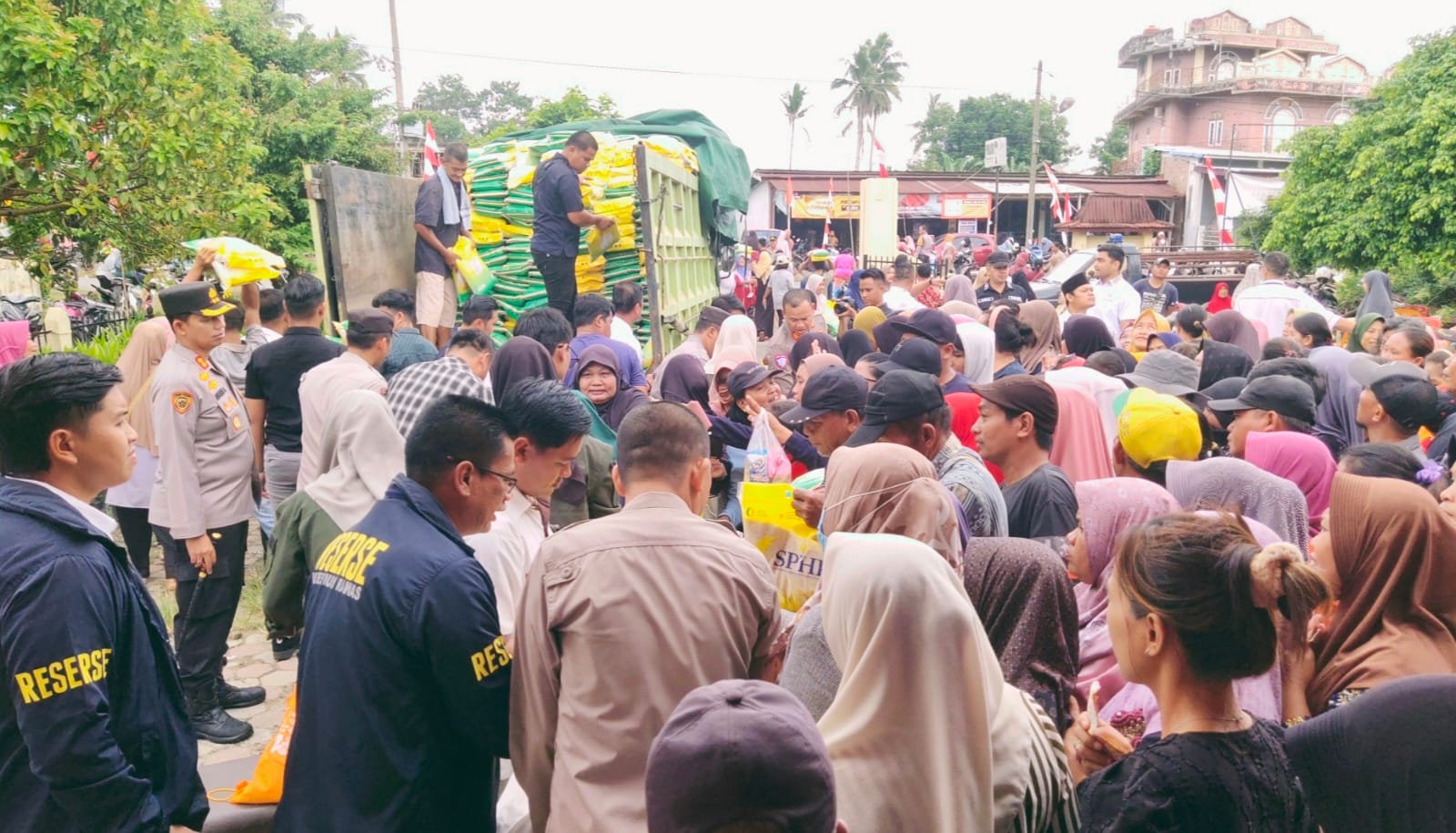 Polres Musi Rawas dan Bulog Gelar Gerakan Pangan Murah, 20 Ton Beras Ludes Terjual Diserbu Warga