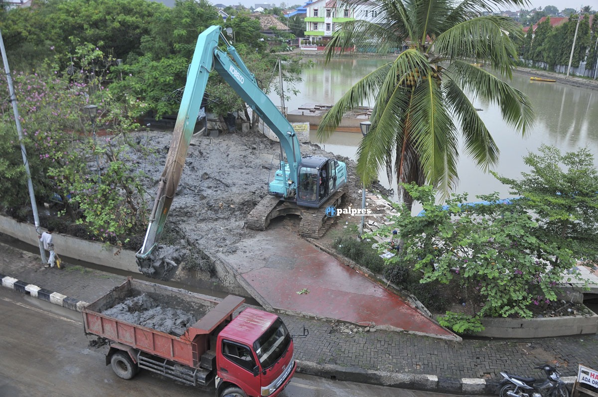 Palembang Dikepung Banjir, Pj Walikota Palembang Ratu Dewa: Lakukan Pengerukan Sedimentasi Kolam Retensi 