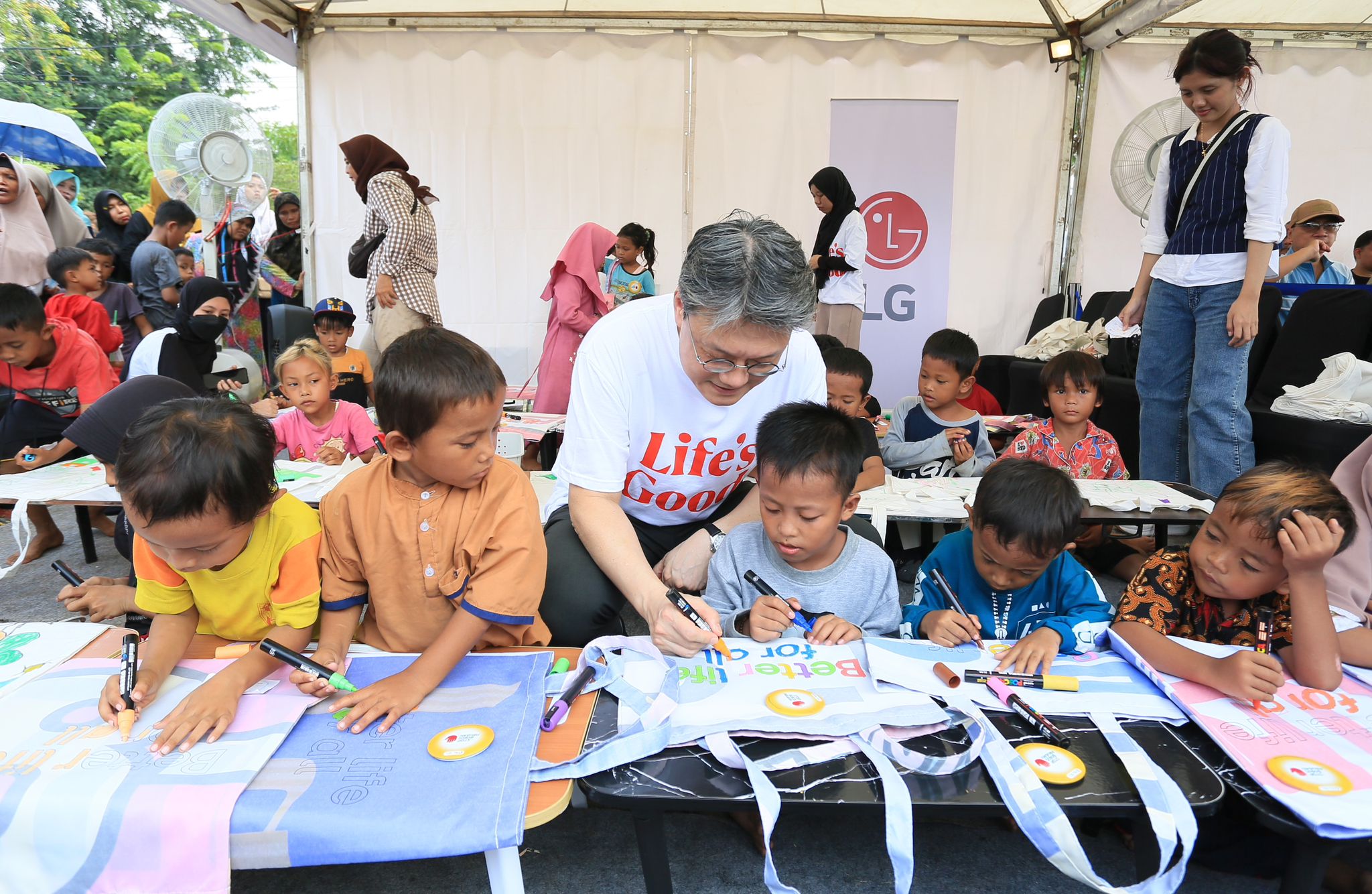 Tutup Rangkaian Kampanye ‘Better Life for All’, LG Distribusikan 3.000 Paket Makanan