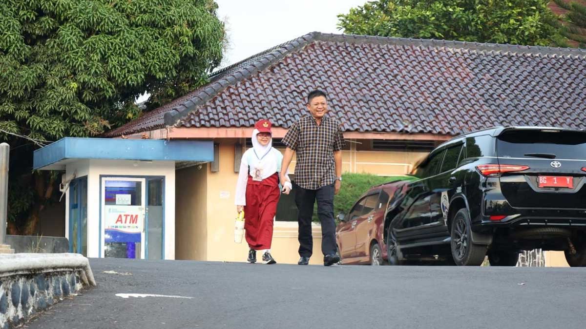 Hari Pertama Sekolah, Momen Haru Bupati OKU Timur Antar Sang Anak ke Ruang Kelas