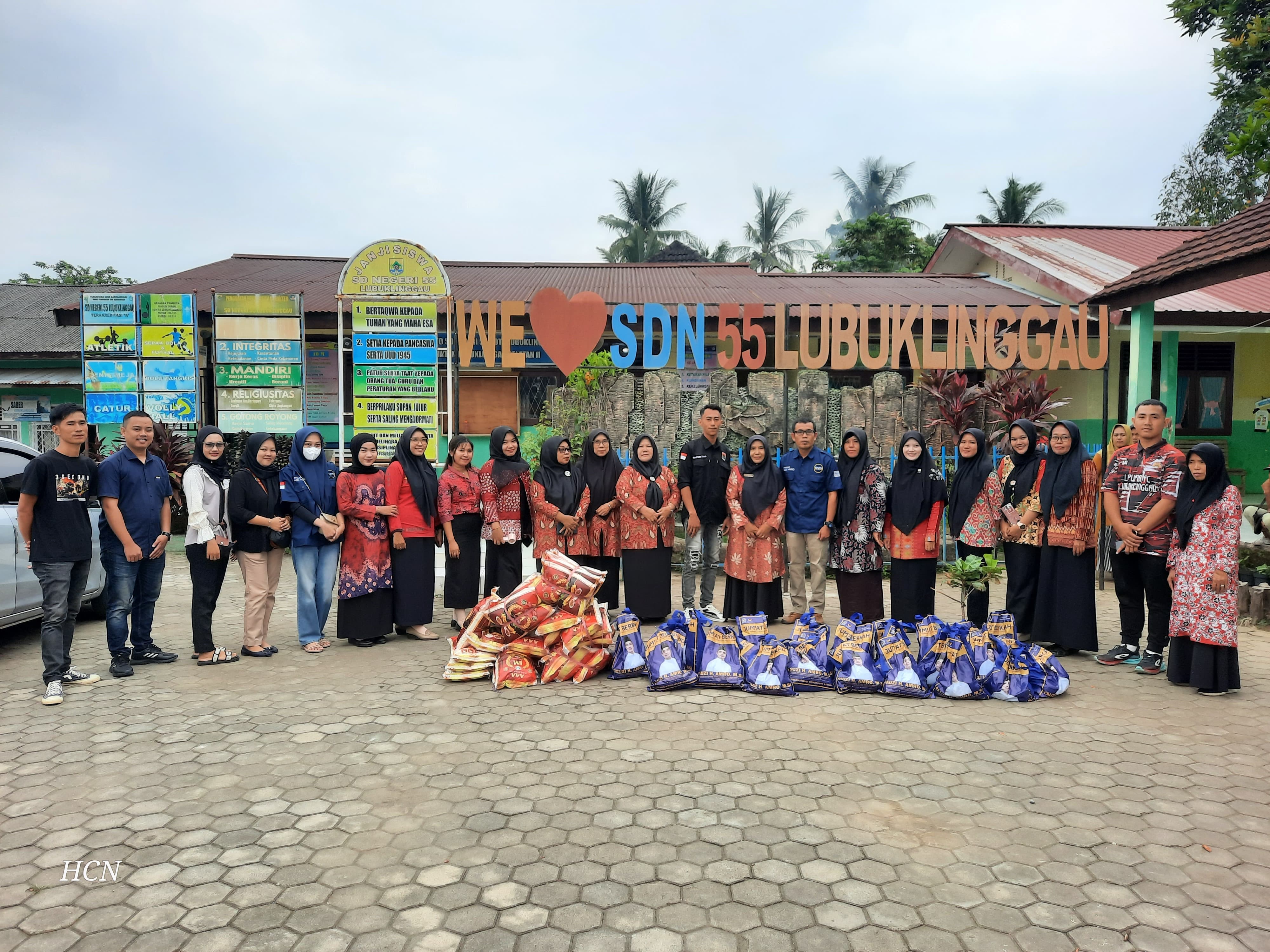 Sahabat Fauzi Amro dan Nasdem Lubuk Linggau Bagikan 178 Paket Sembako