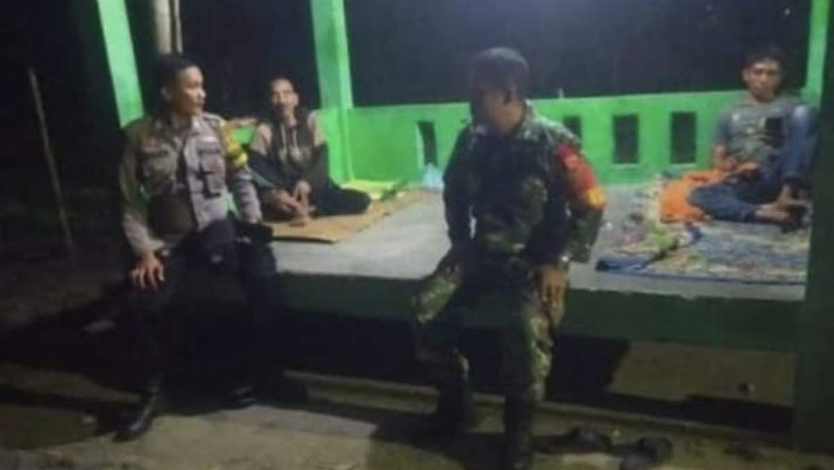 TNI-Polri Kompak! Babinsa Pulau Pinang dan Warga Patroli Bareng Demi Amankan Desa dari Aksi Kejahatan