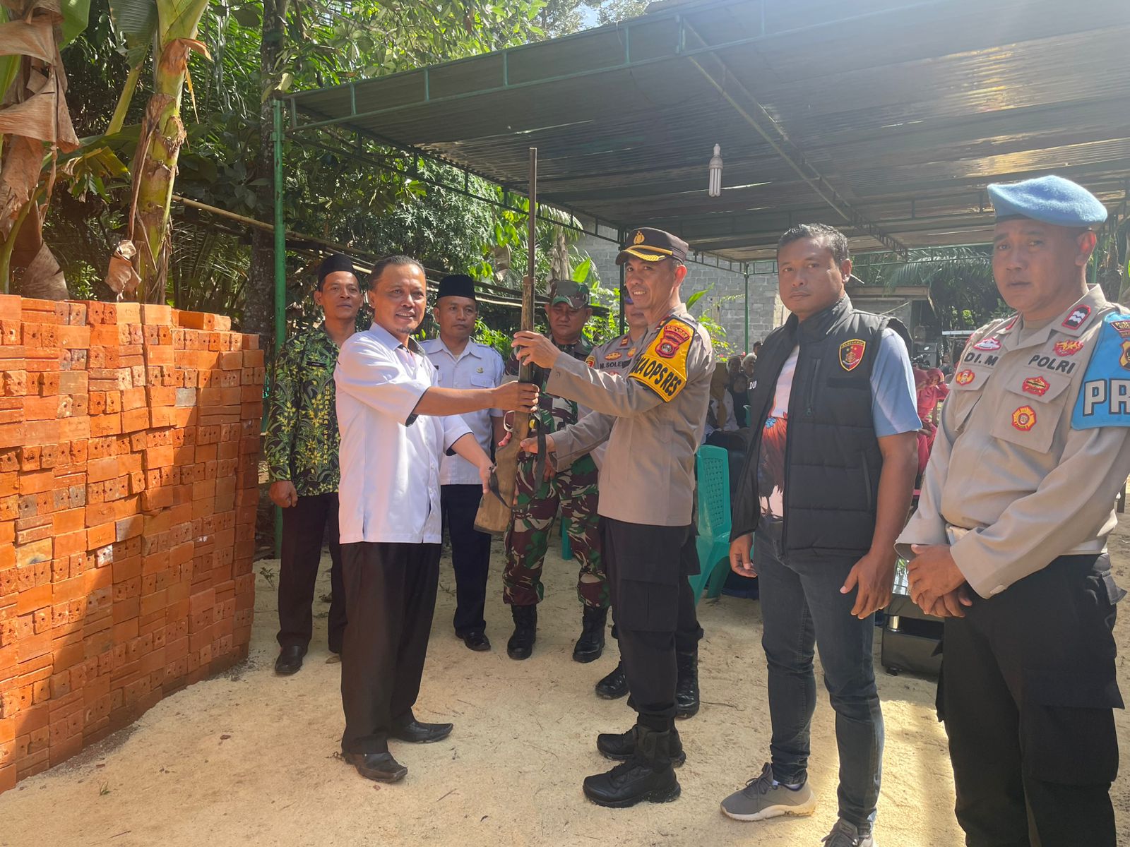 Kades Ciptodadi 1 Serahkan Kecepek ke Waka Polres Musi Rawas