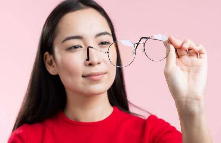 Kesal dengan Kacamata Berembun? Ini 8 Solusi Mengatasi Kacamata yang Berembun saat Menggunakan Masker! 