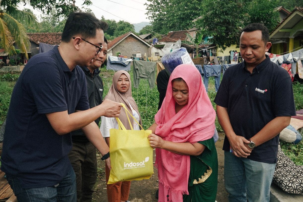 Tanggap Bencana Alam di Sukabumi, Indosat Ooredoo Hutchison Salurkan Bantuan Kemanusiaan