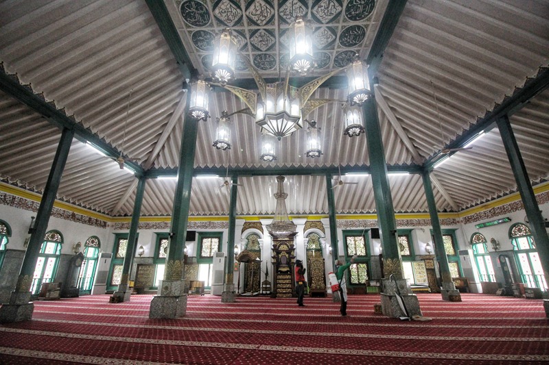 7 Arsitektur Masjid Bersejarah di Indonesia yang Penuh Filosofi, Ada Majid Agung Palembang lho!