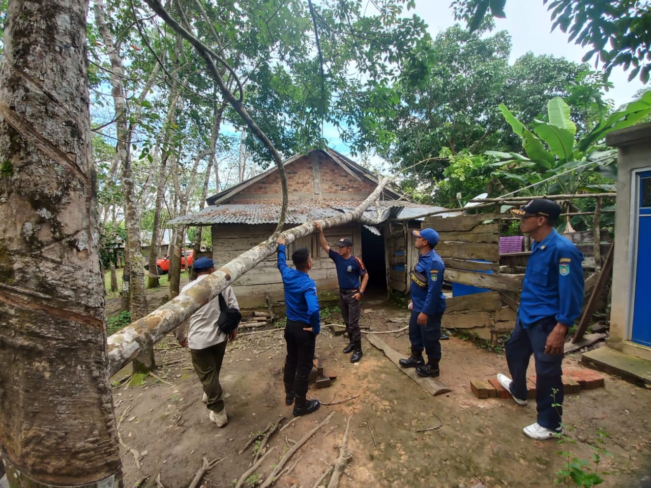 Angin Puting Beliung Ngamuk, 32 Rumah di Prabumulih Porak Poranda