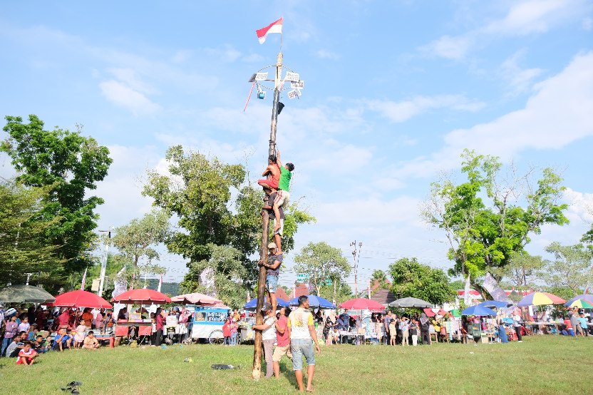 Bertabur Hadiah, Bupati Muba Saksikan Secara Langsung Lomba Panjat Pinang