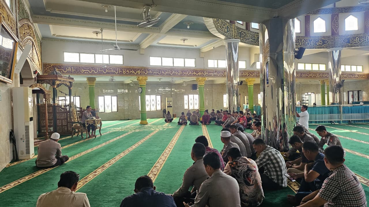 Anggota Polres Lubuk Linggau Ikuti Binrohtal di Masjid Agung Al Ba'ri