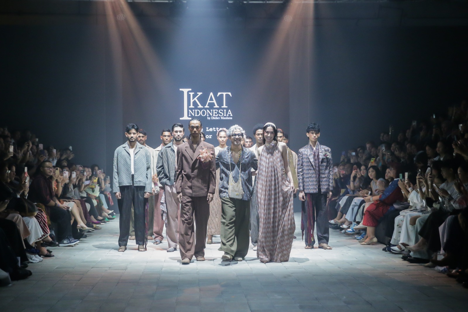 IKAT Indonesia by Didiet Maulana Mempersembahkan Koleksi Resort 'Love Letter for Wamena' di PIMFV 2024