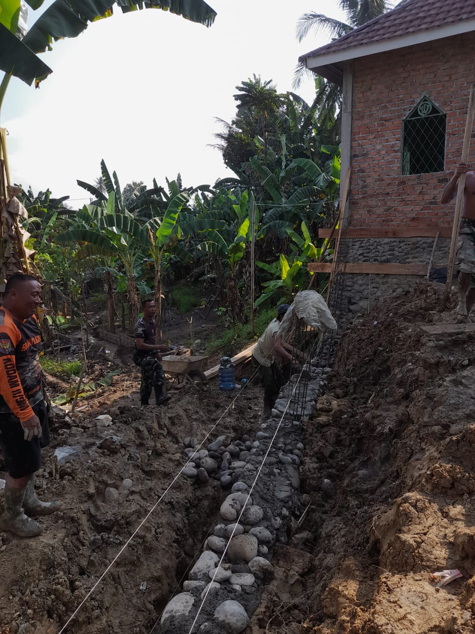  Staf Teritorial Kodim 0405/Lahat dan Babinsa Bangun Pondasi MCK