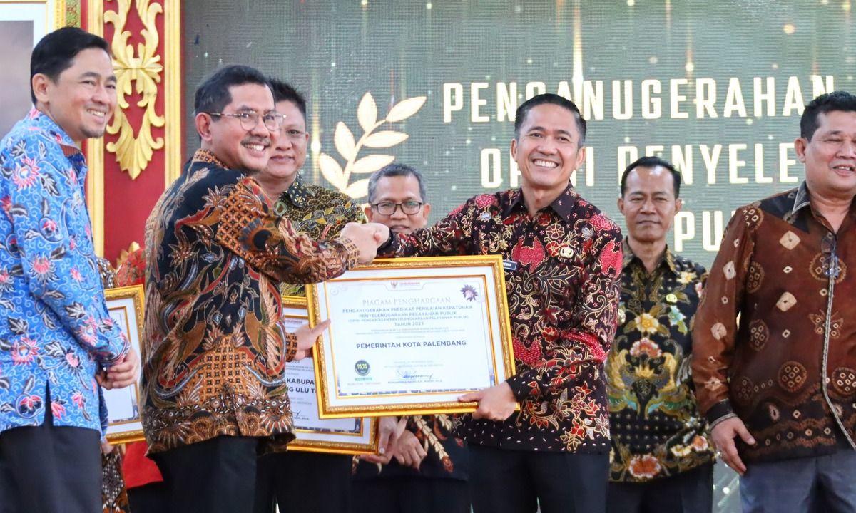 Pemkot Palembang Terima Penghargaan Kepatuhan Pelayanan Publik dari Ombudsman, Raih Nilai 93,75 