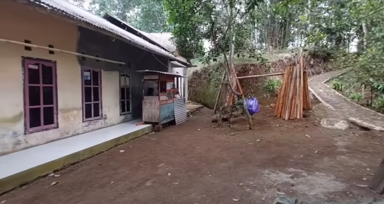 SERAM! Warung Mie Ayam Buka Sendiri di Hutan Angker Jawa Barat, Ada yang Mau Beli? 	 