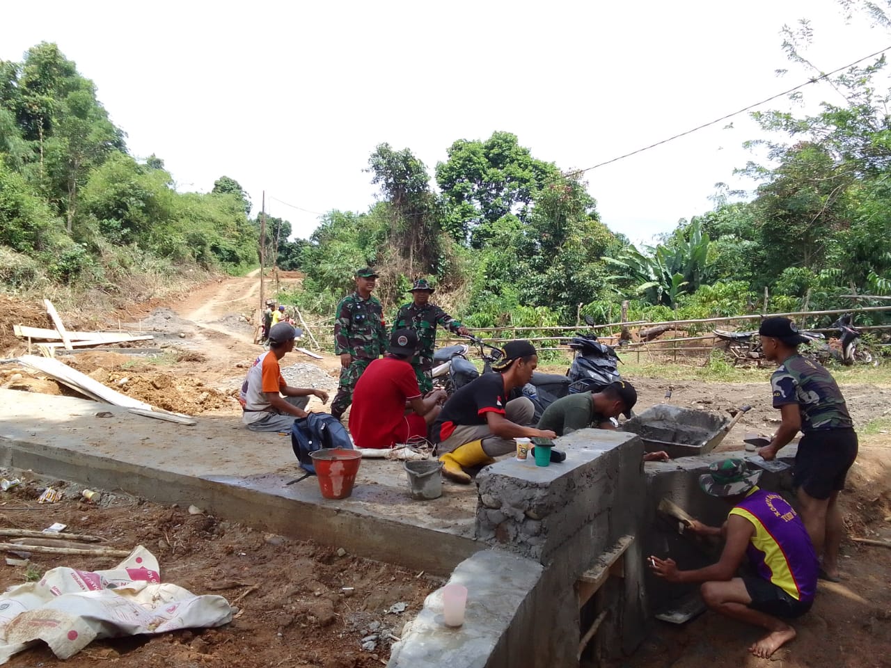 Wadansatgas TMMD Ngobrol Santai dengan Personel dan Warga