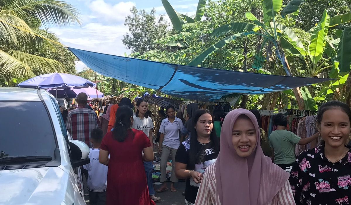 Pasar Kalangan di Bailangu, Kecamatan Sekayu Dipadati Pembeli Menjelang Lebaran Idul Fitri 1445 H 