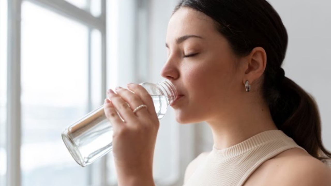 Bangun Tidur Langsung Minum Air Putih? Ini Manfaat Luar Biasa yang Jarang Diketahui!