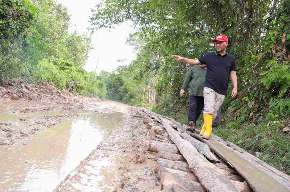  Jalan Desa Bandar Jaya Rusak Parah, Pj Bupati Muba Langsung Lakukan Ini