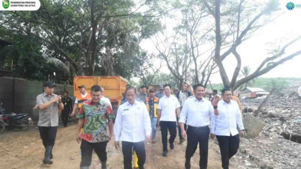 Herman Deru Dampingi Menteri LHK Tinjau TPA Sukawinatan