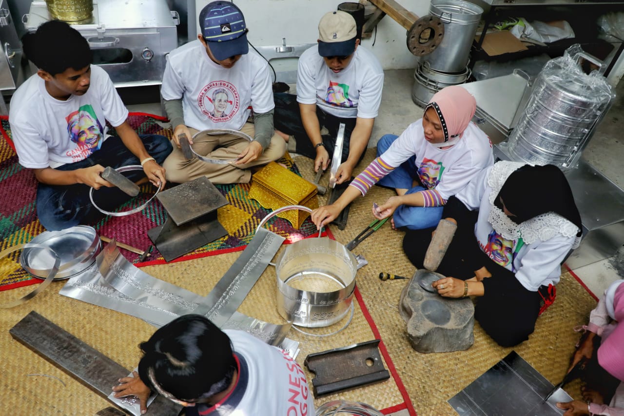 Kembangkan UMKM, Pemuda Ganjar Buat Pelatihan Produk Kerajinan Aluminium di Ogan Ilir