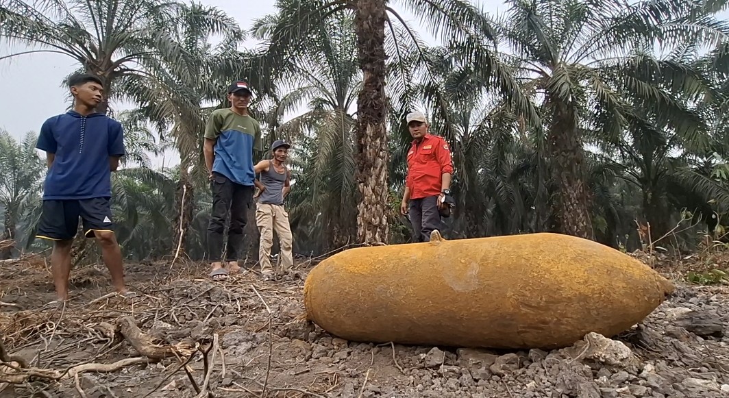 Geger Ogan Ilir! Mortir Raksasa 1,3 Meter Ditemukan di Kebun Sawit, Polisi Beri Peringatan Keras