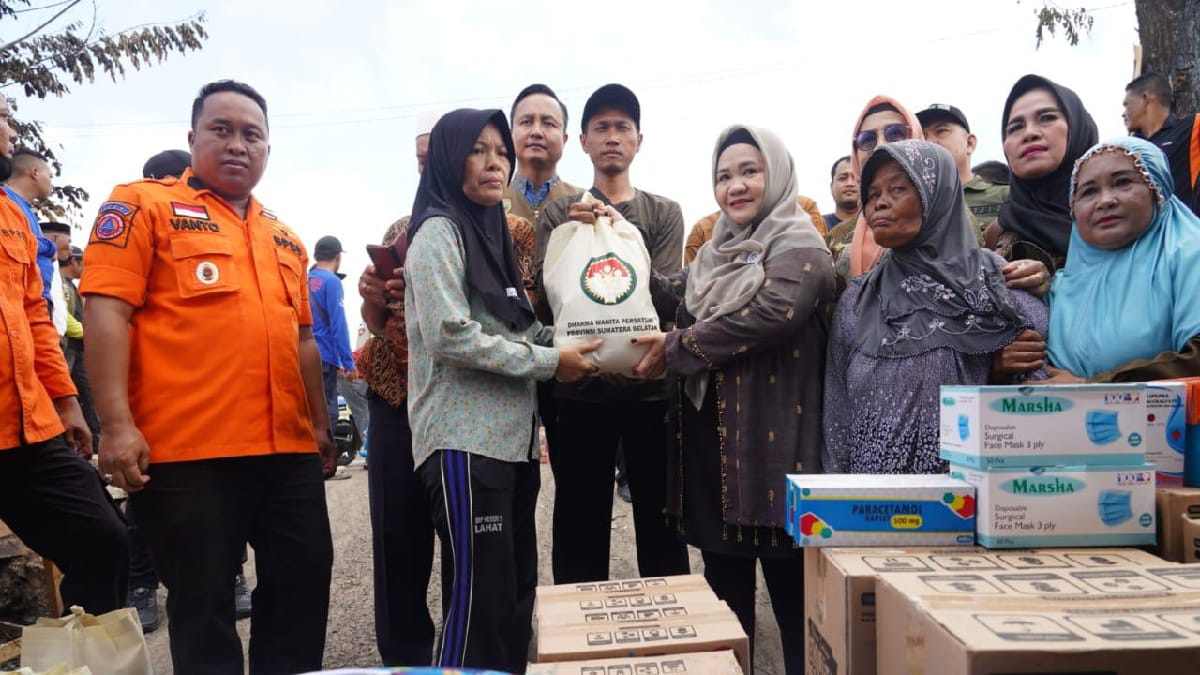 Melza Elen Setiadi Langsung Santuni Korban Kebakaran Desa Ibul Tiga Kabupaten Ogan Ilir 